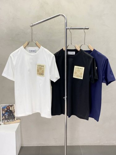 Loewe罗意威独家专供新款男士休闲短袖 高端定制 高端版本 时尚百搭爆款进口面料 手感超柔软细腻 穿着亲肤舒适 高端精品 代工厂p精细做工 上身非常赞 男士必