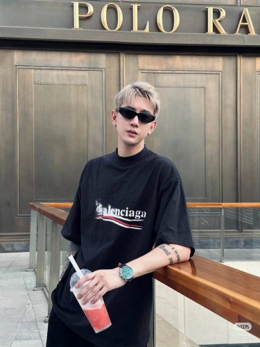 高品质 品名：巴黎世家 Balenciaga 25Ss新款模糊波浪可乐鸡翅印花 圆领宽松男女同款短袖T恤 颜色：黑色 面料：凯迪棉230G 版型：宽松 尺码 M