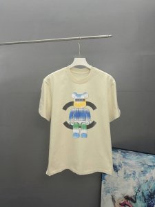 chanel 香奈儿 春夏经典印花圆领短袖T恤采用280克双纱精棉 衣服偏厚使整体高透气和柔软性 高版本 三标齐全 男女同款 颜色 白色 黑色 杏色 灰色 -尺