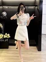 码数：S-M-L-Xl-Xxl 颜色：花色~杏色 面料：聚酯纤维 描述： 简约花色宽松T恤上衣，时尚个性潮流穿搭 弹力舒适衣身版型，隐藏赘肉更显瘦 气质纯包臀短