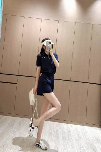 miumiu缪缪字母刺绣V字翻领短袖上衣松紧腰短裤套装 款号 25670705732 颜色 白色 蓝色 尺码 Sml s码80-95斤 m码95-110斤 l码