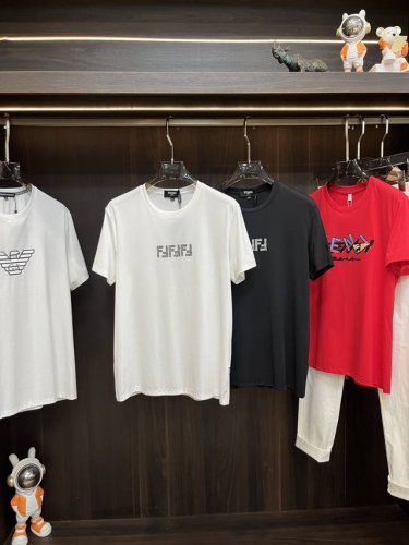 主推 Fendi 独家专供春季新款芬迪时尚休闲短袖 高级密针短袖高端欧版原单圆领T恤衫 透气舒适度高 细节无可挑剔 品牌元素设计理念 体现高品质 呈现休闲裁剪