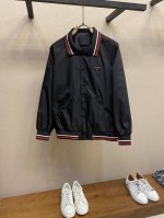 prada，普拉达男士Oversize版型再生尼龙夹克外套 立体裁剪的宽松版型，时髦有型的同时又非常修身显瘦～不管是春秋做为外套穿搭，还是平时用以凹造型都非常N