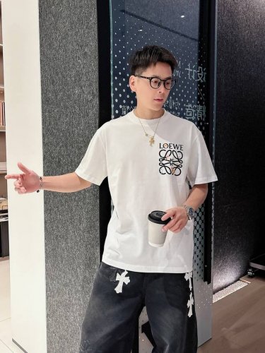 罗意家25Ss春夏新款短袖 T 恤来咯标识双重印花Golo！简约又时尚。宽松休闲的圆领，舒适好穿。采用 260 克重纯棉面料，品质超赞。这个春夏，必须安排上！