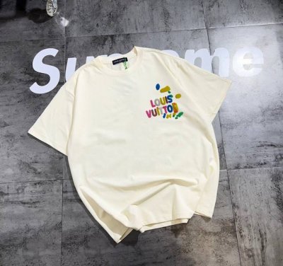Lv系列 专柜款复古情侣 印花短袖T落肩袖 重磅280G精梳棉材质 透气舒适 版型宽松 进口外贸级专柜印花，随意搓洗不褪色不变形。 情侣款 男女同款哦