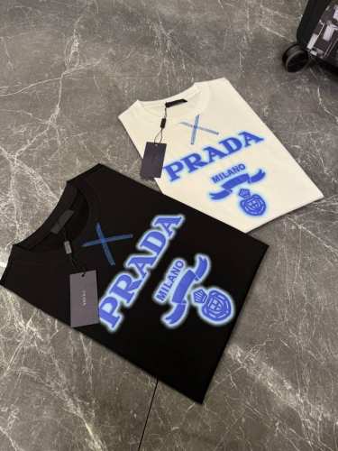 prada 25Ss夏季T恤新品！.经典图形明线线条经典之作！！！订制190G丝光棉面料，经由高逼格数码直喷3D立体工艺过程制作.肩部底摆袖口采用蓝色线迹.撞色
