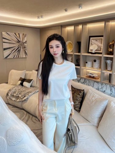 新品上新 华伦天奴 烫钻Logo短袖 高级定制 新款发售华伦天奴25Ss新款短袖 Logo烫钻T恤 高温烫钻工艺 整体版型干净大方又不失设计感 尺码：Sml S