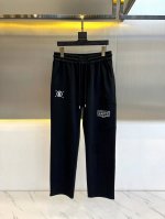 马吉拉、25新品男士宽松卫裤。宽松版型 、采用%41纯棉、%6涤、%47人棉、%6氨纶混纺面料 、愈发自然的味道 根本不需要去担心什么褪色之类的问题 上身舒适