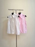 小香提花衬衣 高版本出品 对版开发 定制原版面料 真丝棉材质 质感 领子设计很特别 版型调整多次 整件双C提花 定制扣子 夏季穿搭舒适透气 外穿或者打底漏出衣领