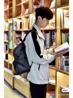 Lv Discovery 双肩包 双肩包是男孩子日常出街的必备神器！一款高品质的包包不仅提升了男孩子的气质，还很吸引女孩子的眼晴哟！ 黑色老花跟棕色老花比起来，