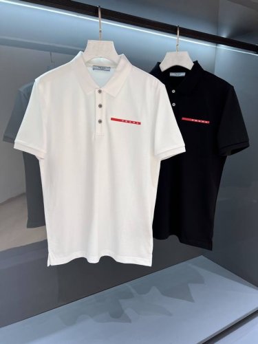 新品 柜台同步发售 Pd的新秀丽作. 贸易渠道货品,为数稀少！ 2025Ss春夏新品 Pr*Da 男士商务休闲时尚饰带装饰标识设计翻领短袖T恤 常规直裁设计,兼