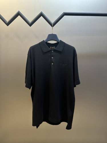 P220 Dior 针织刺绣Polo衫 定制60支超细羊绒精棉，饰以同色调Christian Dior Couture刺绣为精髓，毛衣与Polo衫的巧妙邂逅 演