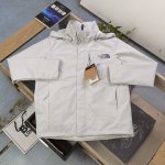 上新 款号：Dg25615 2025新款The North Face北面TNF刺绣字母logo图案绣花休闲情侣冲锋衣外套，选用G-Tex+Windwall双重防