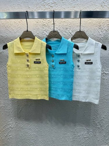 miumiu缪缪定制字母小标定制爱心纽扣暗纹提花翻领针织背心 款号 25670105775 颜色 黄色 蓝色 白色 尺码 均码 80-125斤