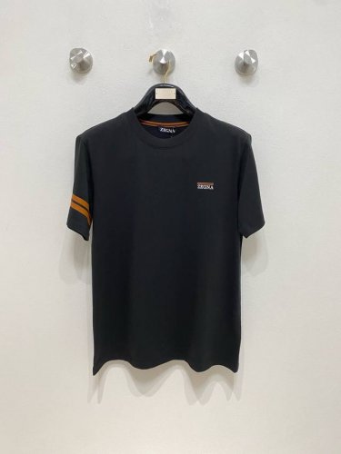 杰尼亚 高定面料 玉蚕丝般的丝滑 2025春夏新品上市，时尚经典圆领短袖时尚单品设计，更加时尚舒适，高标准定制，上身非常有型，胸前品牌经典Logo 图案 客供辅