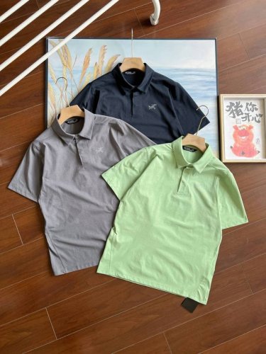 Arc'teryx 始祖鸟商务休闲polo短袖面料采用的是最新型中空吸湿排汗功能材料，面料的底部采用导槽式结构，出汗时更好的蒸发汗水，不贴皮肤 防紫外线指数U