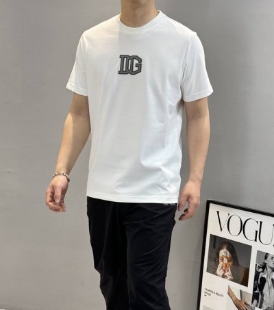D&G杜嘉班纳25S新款圆领T恤.双面烫画工艺.采用品牌字母图形立体呈现.精致高级感满满～采用定制240G纯棉面料，上身后的轻盈感很强，丝滑亲肤柔软的质地具备出