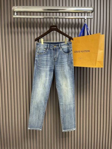 prada 2025Ss新款蓝色牛仔棉质牛仔裤，这款展现遵循再生农业理念制成的创新牛仔面料。采用棉质混纺斜纹面料精心制作，进口原版水洗微弹力面料，原版五金刻字L