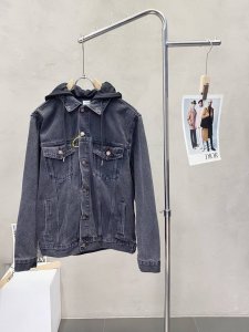 celine赛琳独家专供最新时尚春秋牛仔外套。经典设计感与颜值爆棚的外套，品质更是无法挑剔品控可以直接入手，不容过错的高端臻品！通过细节图片便可感受到它强悍的气