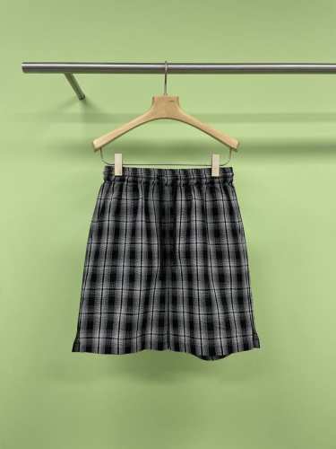loewe2025短袖短裤格纹套装，早春高级感穿搭跟着一博，质感拉满，换季穿搭想要既轻松又高级？今天分享的这套，罗意威早春搭配直接拿捏，古巴领条纹衬衫，微宽松剪