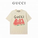 Gucci 古驰 西瓜图案高克重印花短袖T恤 选用客供定制针织100%纯棉面打造,面料手感细腻，厚实有质感的纯棉布，高密度的机织工艺，如棉絮般柔紧致舒适，有挺括
