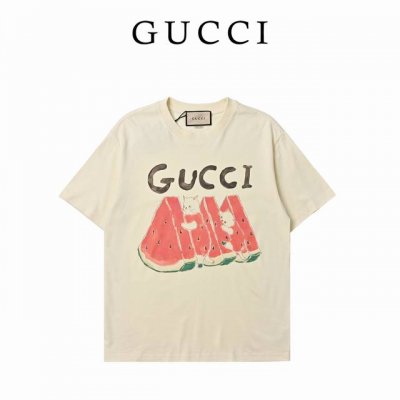 Gucci 古驰 西瓜图案高克重印花短袖T恤 选用客供定制针织100%纯棉面打造,面料手感细腻，厚实有质感的纯棉布，高密度的机织工艺，如棉絮般柔紧致舒适，有挺括