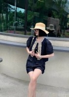 轻奢优雅慵懒松弛感上衣+短裤套装 这套牛仔套装必入 短上衣别致木耳边设计俏皮又吸睛 搭配同色系短裤 随性自在 面料舒适亲肤 轻松拿捏氛围感 谁穿谁美 Smlxl
