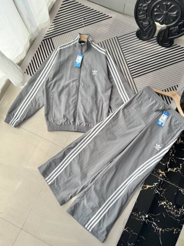 三叶草复古运动套装 2025的新爆款一整套衣服裤子 不拆卖 整件上衣服的版型是很大的 就是无论谁穿它都是大大大宽松的感觉 即便我们给大家拍的是S码 但是上身也是