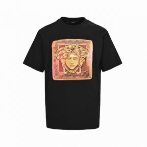 Versace 范思哲 25Ss 方格美杜莎头像印花短袖 夏季渠道限定新款 简约又不失风格的复古品牌标识， 夏日炸街酷毙了 情侣气质款，两色推荐入手。 客供定制