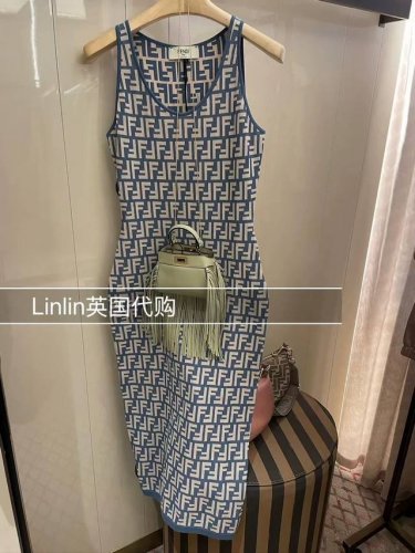 款号D25042356 Fend*新款 通体老花双Ff字母针织面料、高弹力修身显瘦针织裙无袖背心连衣裙！蓝色、黑色、咖色、 M码：胸围82，裙长115