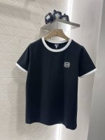 Loew*2025新品上架 圆领撞色刺绣 定制Yb斜纹全棉材质 透气舒适 质感十足 常规短袖T恤裁剪 凸显品牌格调 采用克重纯棉制成 略带有弹力 呈现显瘦视觉效