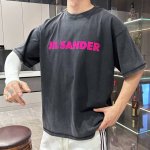 jil* 顶级货品2025春夏新款首发专柜最新款短袖圆领T恤 高端订制 设计前卫时尚！品牌Logo重工艺设计 高端定制260克面料.手感柔软.穿着舒适.专柜级别