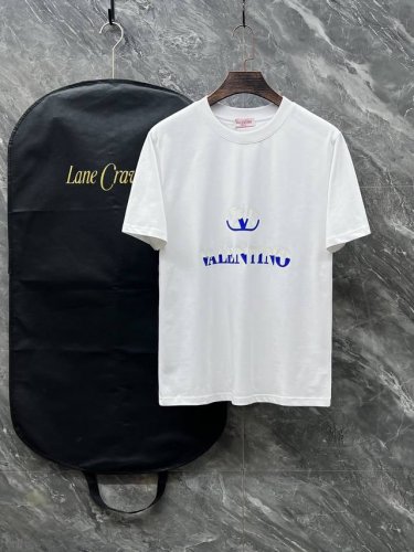 Vltn# 2025春夏新款首发专柜最新款短袖圆领T恤 高端订制 设计前卫时尚 品牌Logo重工艺设计 高端定制230克面料.手感柔软.穿着舒适.专柜级别精致车