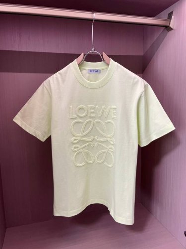 loewe 2025春夏新款首发专柜最新款短袖圆领T恤 高端订制 设计前卫时尚！品牌Logo重工艺设计 高端定制丝光云朵棉面料.手感柔软.穿着舒适.专柜级别精致
