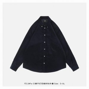 本地自取：400 fendi/芬迪 24Fw 口袋Ff灯芯绒衬衫外套 选用蓝色灯芯绒面料，100%棉打造，耐磨不起球，工艺与细节这款产品采用经典的系扣领设计，领