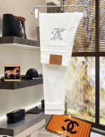 春夏 Lv 新品时尚原单牛仔裤采用进口高档洗水牛仔面料，奢华品牌字母Logo设计 上身随意舒服！收口搭配无束缚感！海外欧洲专柜同品，上身时尚运动显时尚，很低调且