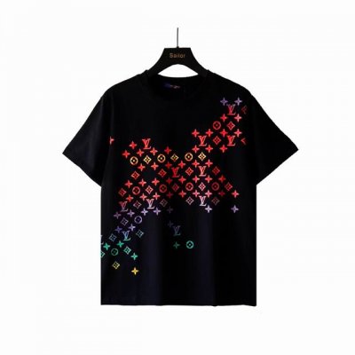 实拍细节图+尺码表 Lv 路易威登渐变短袖T恤 面料：精梳紧密棉盖棉270克洗水面料 柔顺手感 宽松版型设计 高密度的机织工艺，如棉絮般柔紧致舒适 有挺括感，上