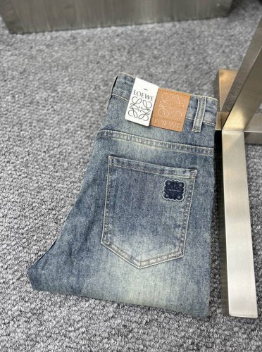 loew*罗意威 Ss25春夏新款男士牛仔裤 面料弹性好。独家发售 官网同步 时尚优雅 采用原色酵母水洗工艺 精选进口重磅丹宁牛仔面料 配专柜五金装饰 真皮皮牌