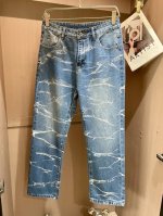 loewe 专柜最新同款牛仔裤 面料版型做工绝绝子 好穿不挑身材在搭配上没有太多的限制 随意简洁的衬托其他单品，来展现自己的风格姿态～ 可以百搭任何风格的单品，