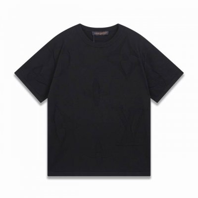 LV Ss新款压花针织毛衣短袖 为全幅 Monogram Macro 图案渲染深邃色调，于柔软提花针织融入大号 Monogram 花卉和 Lv 标识，可为各式造