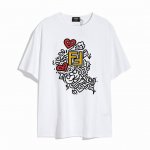 Fendi 芬迪七夕限定系列涂鸦短袖T恤,优雅的设计看起来气质满满 版型剪裁特别有讲究 上身很洋气显瘦内搭外穿都看高密针织圆领设计 平整简约 亲肤透爽 T恤面料
