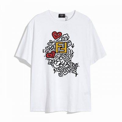 Fendi 芬迪七夕限定系列涂鸦短袖T恤,优雅的设计看起来气质满满 版型剪裁特别有讲究 上身很洋气显瘦内搭外穿都看高密针织圆领设计 平整简约 亲肤透爽 T恤面料
