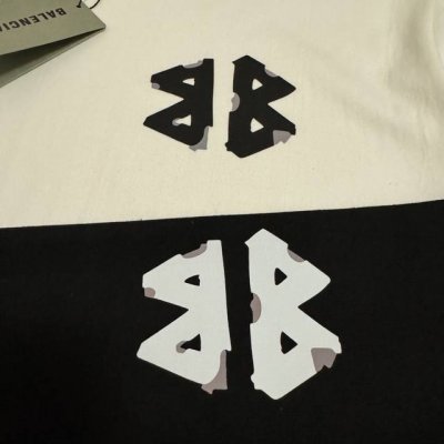 balenciaga 巴黎世家经典双B印花男女同款情侣款短袖 穿上就是舒适自在 减龄又显瘦的存在 慵懒而随性 结合干净简单的色系就特别耐看 适合日常穿着 复古标