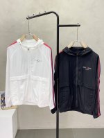 p390。Moncler蒙口独家专供春夏新款连帽夹克。贸易公司渠道稀出，防晒必备的单品，不论是日常还是户外运动都能穿。耐磨防刮易打理，在搭配大方格绗缝工艺，打造