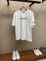 1V、V红字母标识植绒印花白色短袖Tee 经典与时尚在此交融，这款 Loui***On红字母植绒高克重纯棉短袖，以非凡格调点亮穿搭。精选高克重纯棉面料，质地厚实