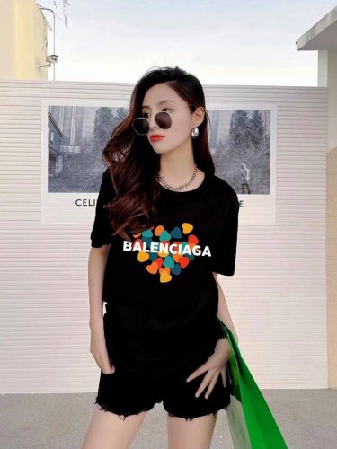 Balenciaga 巴黎世家爱心字母印花短袖 上身图