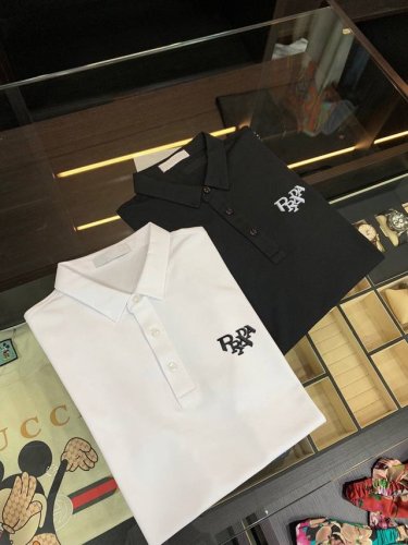 prada普拉达 小刺绣 2025年夏季男士新款翻领短袖Polo衫，定制面料 透气舒适度高，细节无可挑剔，品牌元素设计理念，体现高品质。手感细腻柔软！呈现休闲裁