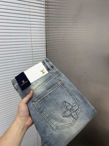 lv路易威登 2025新品男士牛仔裤短裤 面料舒适弹性好。独家发售 时尚优雅 重工艺设计。采用原色酵母水洗工艺 精选进口重磅丹宁牛仔面料 配定制五金装饰 真皮皮