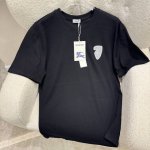 Burberry巴宝莉 burberry 巴宝莉发泡印花加绣花战马短袖 男女同款 Burberry 春装T-Shirt系列在设计上延续品牌一贯的优雅与经典 同时