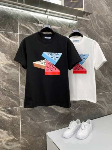 隔天到 Prada 普拉达 高品质320克 三色字母三角标印花 原版面料 官方同款 短袖T恤 同缸染面料 手感非常舒服 春夏最新砖柜同步 时尚又个性 超级百搭